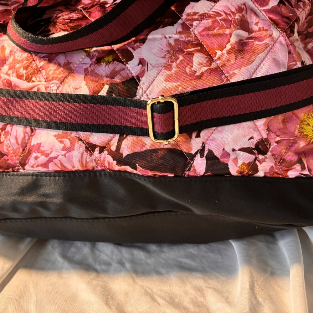 Victoria’s Secret Quilted Floral Tote Bag NEW With Handles & Adjustable Shoulder - Picture 4 of 7